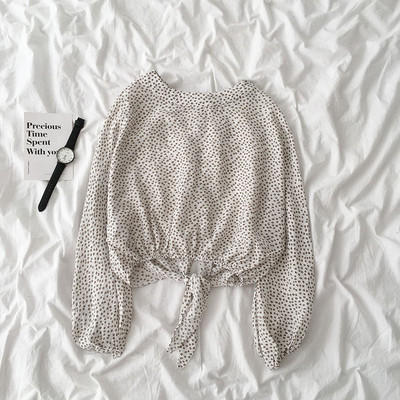 Hétköznapi női ing nyakkendővel és hosszú ujjal