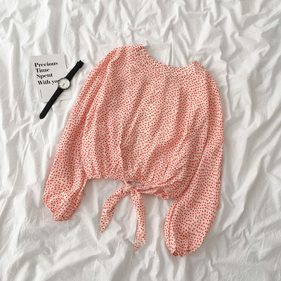 Hétköznapi női ing nyakkendővel és hosszú ujjal