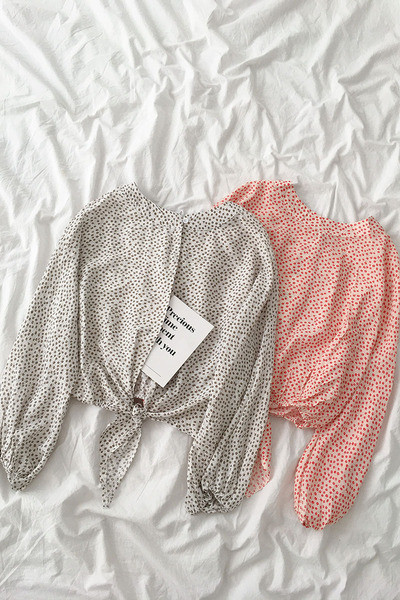 Hétköznapi női ing nyakkendővel és hosszú ujjal