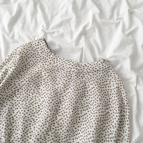 Hétköznapi női ing nyakkendővel és hosszú ujjal