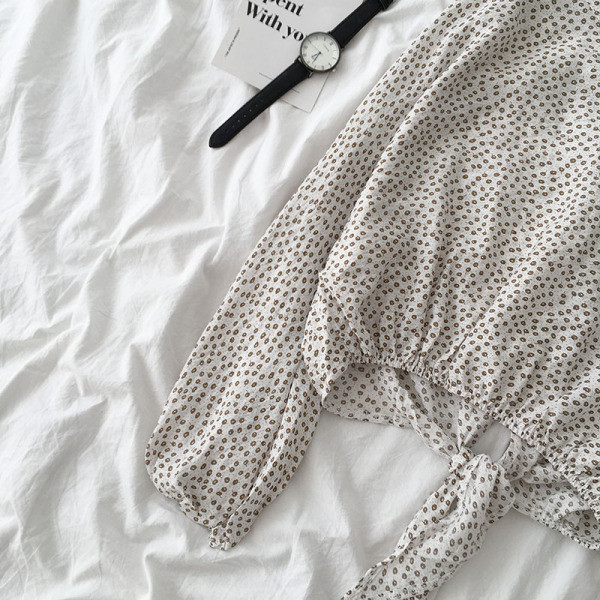 Hétköznapi női ing nyakkendővel és hosszú ujjal