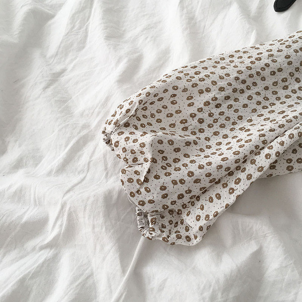 Hétköznapi női ing nyakkendővel és hosszú ujjal