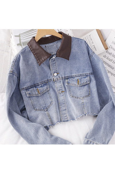 Rövid farmerdzseki zsebekkel és bőrgallérral