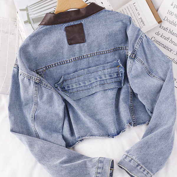 Rövid farmerdzseki zsebekkel és bőrgallérral