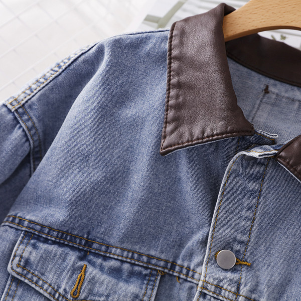 Rövid farmerdzseki zsebekkel és bőrgallérral