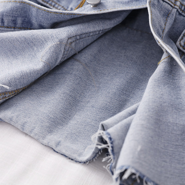 Rövid farmerdzseki zsebekkel és bőrgallérral