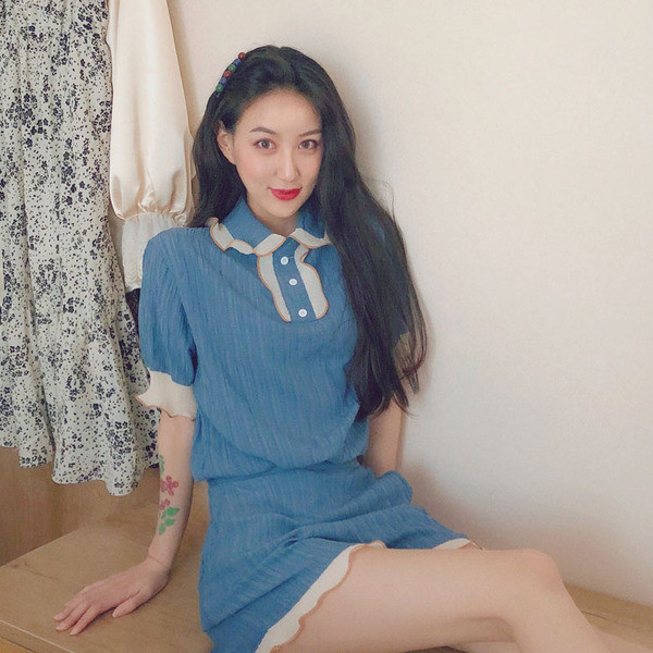 Set dama care include o bluza cu maneca scurta si guler + pantaloni cu talie inalta