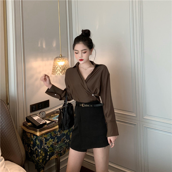 Asimetrična ženska suknja s visokim strukom i kožnim remenom