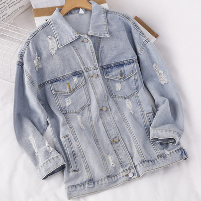 Ležerna traper jakna širokog modela sa džepovima i poderanim motivima