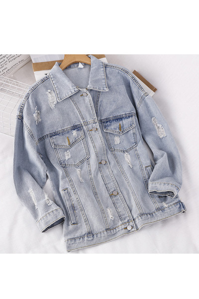 Ležerna traper jakna širokog modela sa džepovima i poderanim motivima