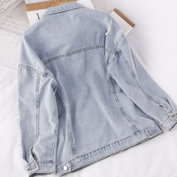 Ležerna traper jakna širokog modela sa džepovima i poderanim motivima