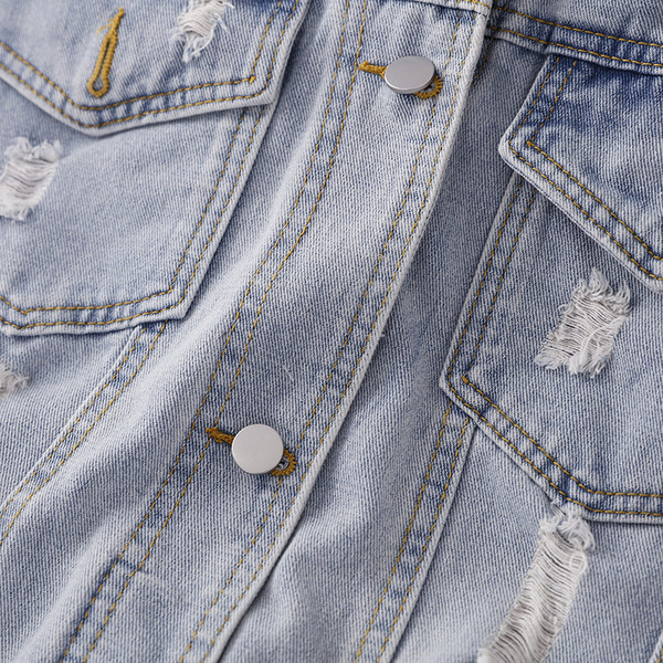 Ležerna traper jakna širokog modela sa džepovima i poderanim motivima