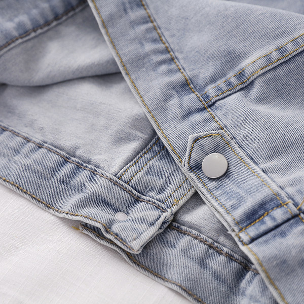 Ležerna traper jakna širokog modela sa džepovima i poderanim motivima