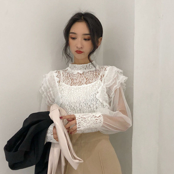 Bluză de damă modernă cu elemente de tul și dantelă
