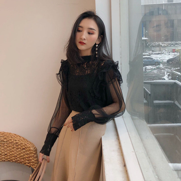 Bluză de damă modernă cu elemente de tul și dantelă