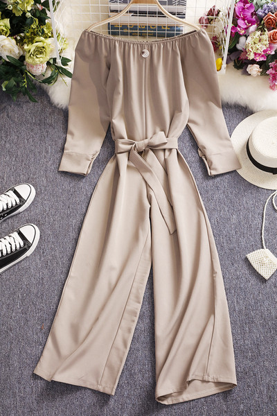 Bézs színű női overál leejtett ujjakkal és övvel