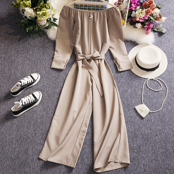 Bézs színű női overál leejtett ujjakkal és övvel