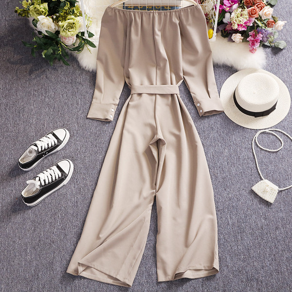 Bézs színű női overál leejtett ujjakkal és övvel