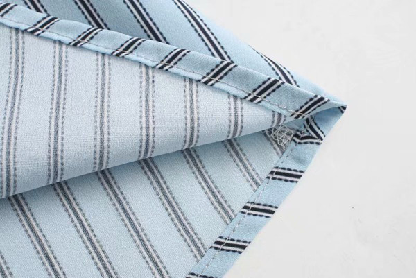 Hosszú, hétköznapi csíkos ruha övvel