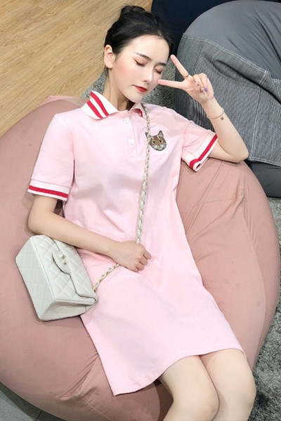 Розова дамска рокля с класическа яка и бродерия котка 