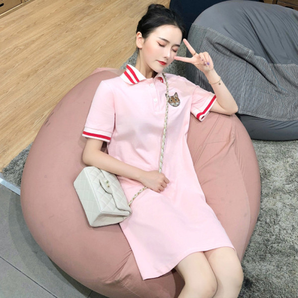 Розова дамска рокля с класическа яка и бродерия котка 