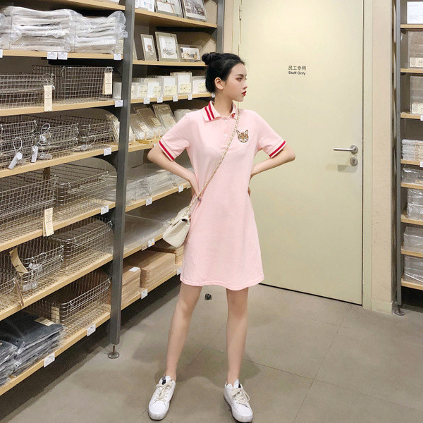 Розова дамска рокля с класическа яка и бродерия котка 