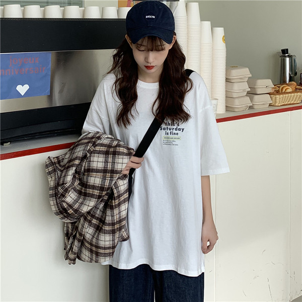 Nyomtatott, kerek nyakkivágású női póló - széles modell