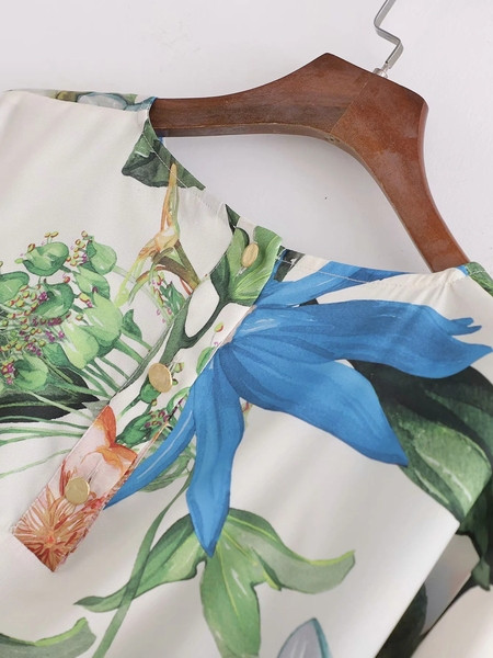 Bluză de damă elegantă, cu decolteu oval, mâneci lungi și motive florale