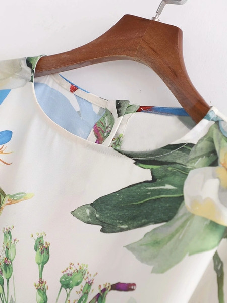 Bluză de damă elegantă, cu decolteu oval, mâneci lungi și motive florale