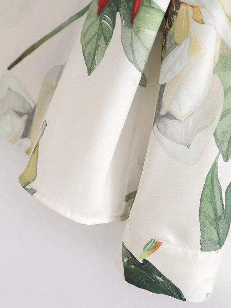 Bluză de damă elegantă, cu decolteu oval, mâneci lungi și motive florale