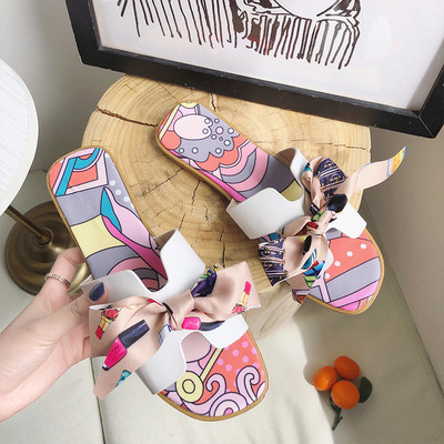 Modern női papucs lapos talppal, színes szalaggal