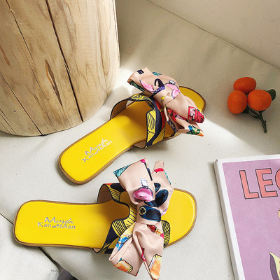 Modern női papucs lapos talppal, színes szalaggal