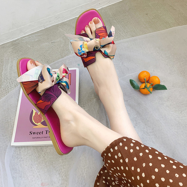 Modern női papucs lapos talppal, színes szalaggal