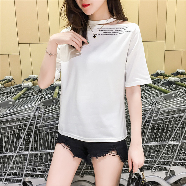 Női alkalmi póló ovális nyakkivágással, mintával és kivágásokkal