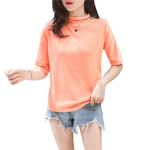 Női alkalmi póló ovális nyakkivágással, mintával és kivágásokkal