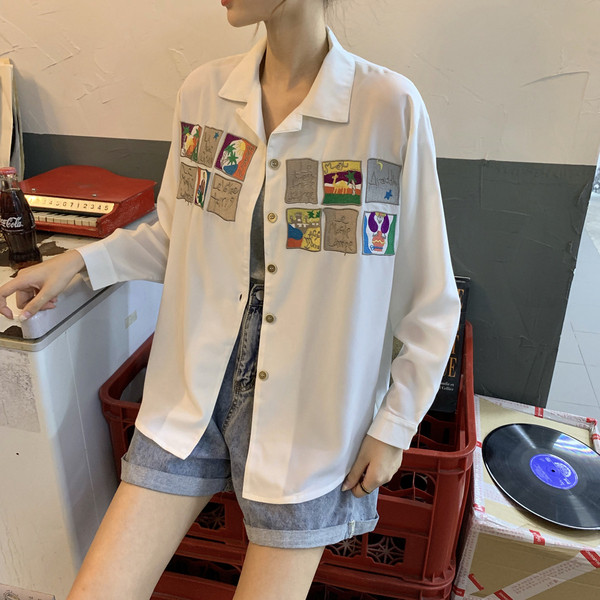 Cămașă modernă de damă cu nasturi și broderie