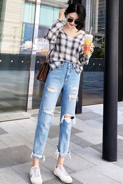 Női farmer magas derékkal, szakadt motívumokkal - széles modell