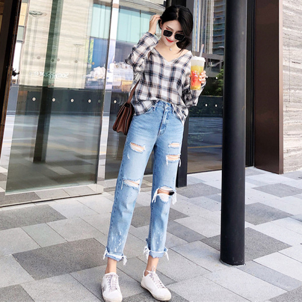 Női farmer magas derékkal, szakadt motívumokkal - széles modell