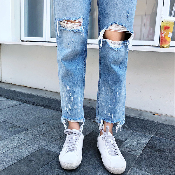 Női farmer magas derékkal, szakadt motívumokkal - széles modell