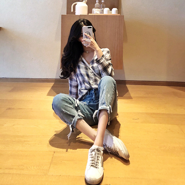 Női farmer magas derékkal, szakadt motívumokkal - széles modell