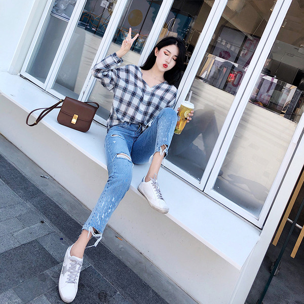 Női farmer magas derékkal, szakadt motívumokkal - széles modell