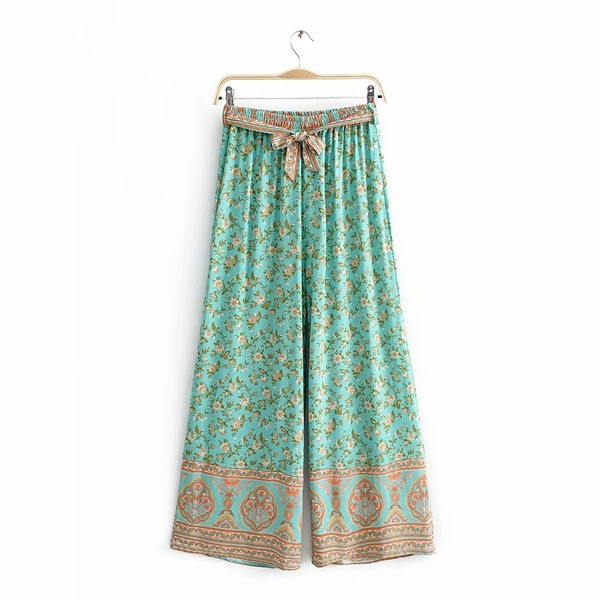 Set de damă de ultimă generație, care include un top scurt și pantaloni largi cu model colorat