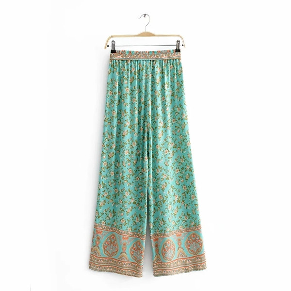 Set de damă de ultimă generație, care include un top scurt și pantaloni largi cu model colorat