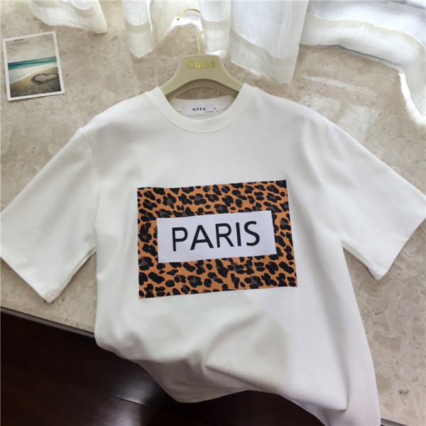 Tricou de damă modern cu aplicație și inscripție