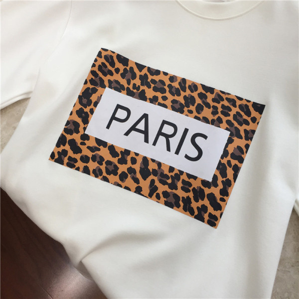 Tricou de damă modern cu aplicație și inscripție