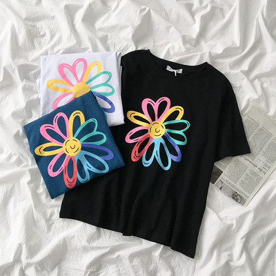Дамска тениска с цветна апликация и овално деколте