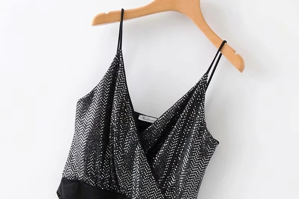 Model nou de corp de dama modern cu bretele subtiri si efect stralucitor