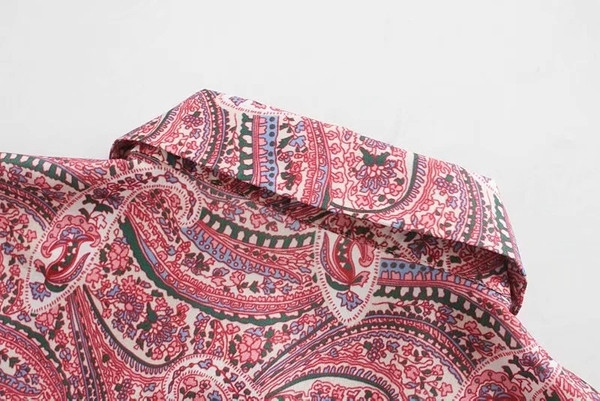 Модерна дамска рокля разкроен модел с класическа яка и дълъг ръкав