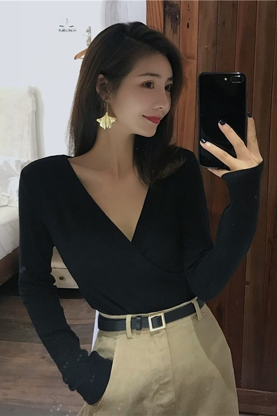 Bluză de damă moale, cu decolteu adânc