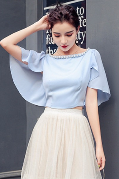 Rövid blúz széles ujjal és gyöngy díszítéssel